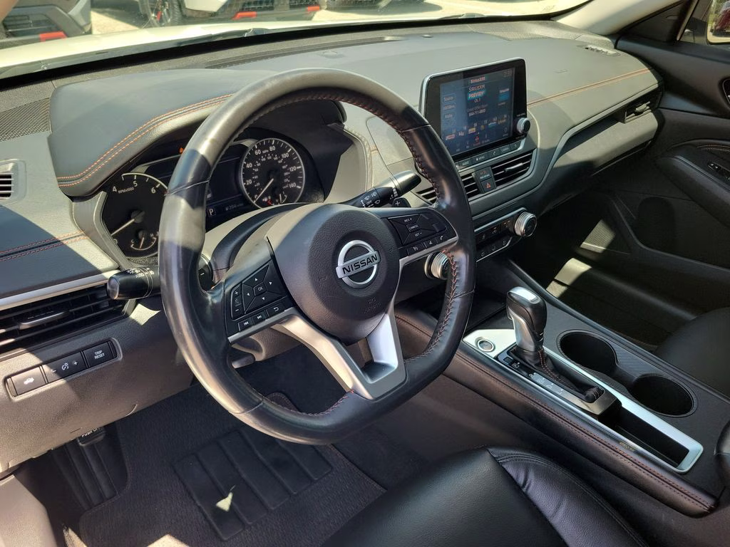 2022 Pearl White Tricoat Nissan Altima 2.5 SR FWD Sedan
