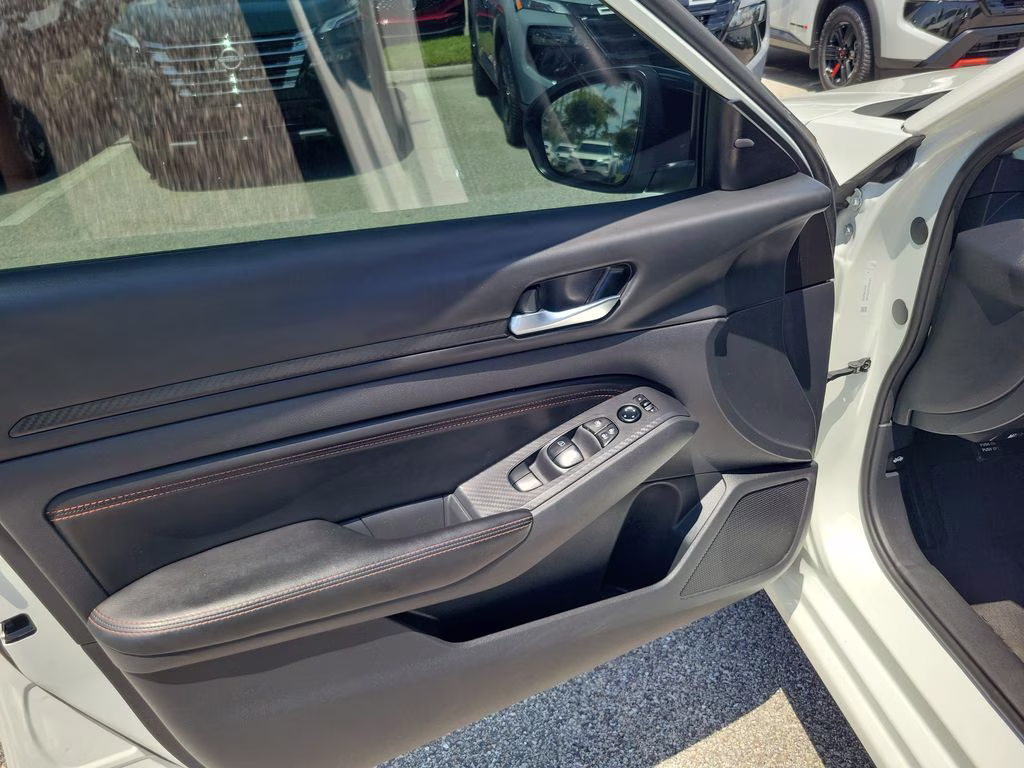 2022 Pearl White Tricoat Nissan Altima 2.5 SR FWD Sedan
