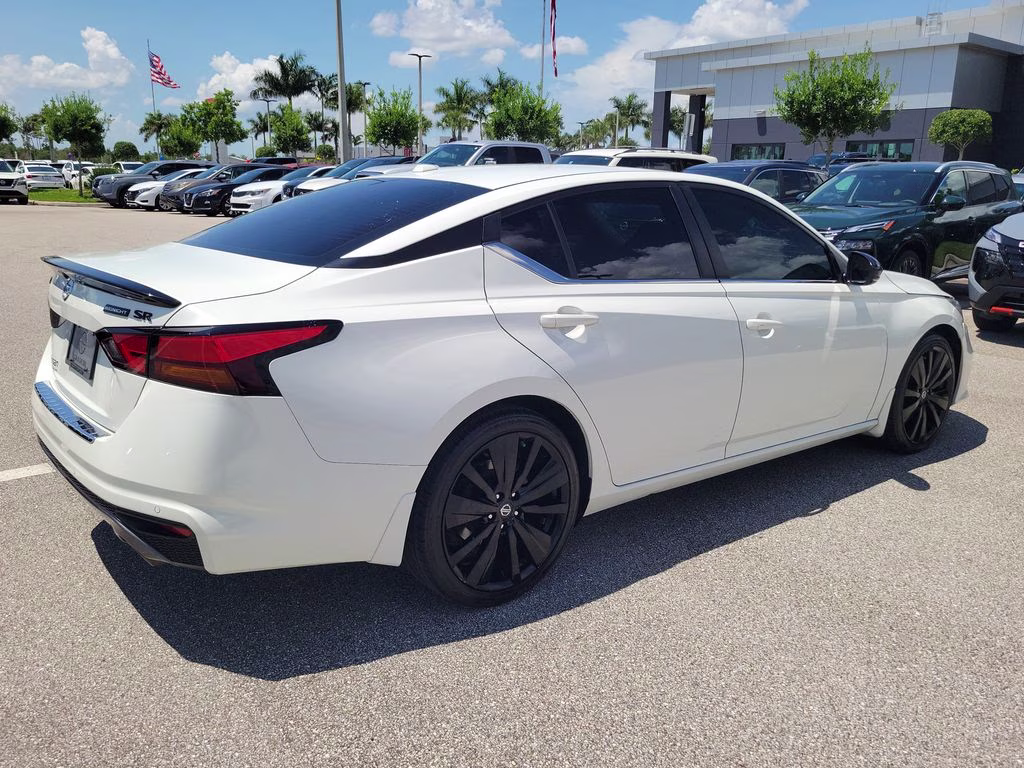 2022 Pearl White Tricoat Nissan Altima 2.5 SR FWD Sedan