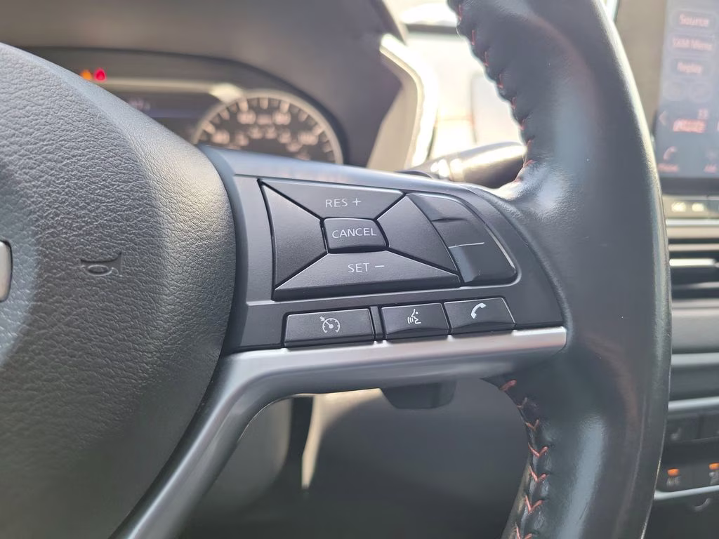 2022 Pearl White Tricoat Nissan Altima 2.5 SR FWD Sedan