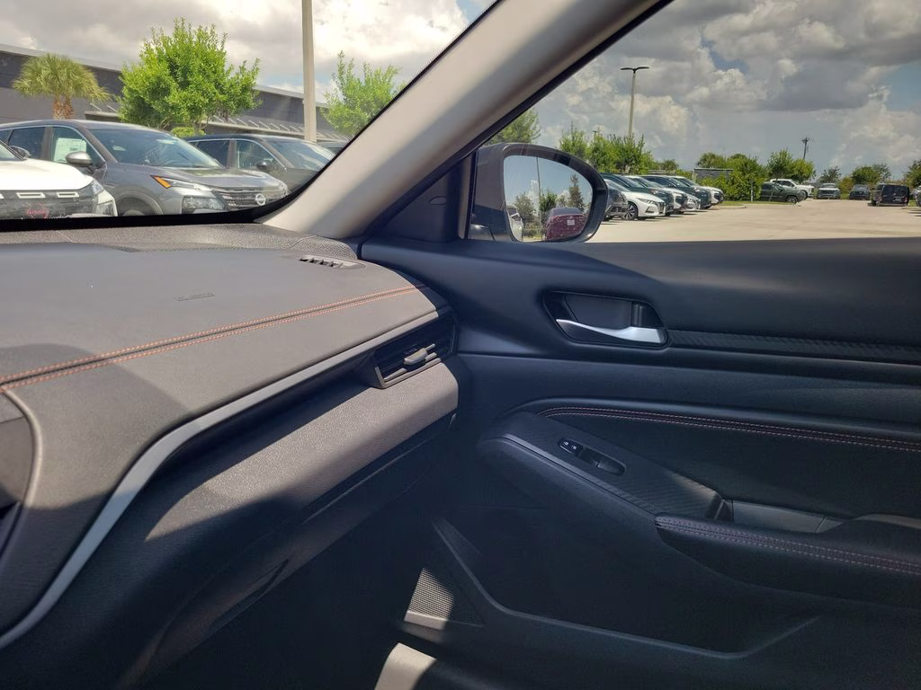 2022 Pearl White Tricoat Nissan Altima 2.5 SR FWD Sedan