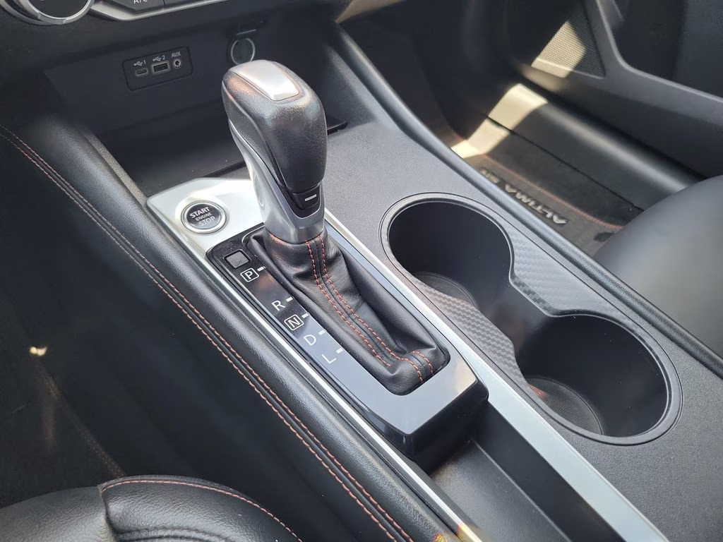 2022 Pearl White Tricoat Nissan Altima 2.5 SR FWD Sedan