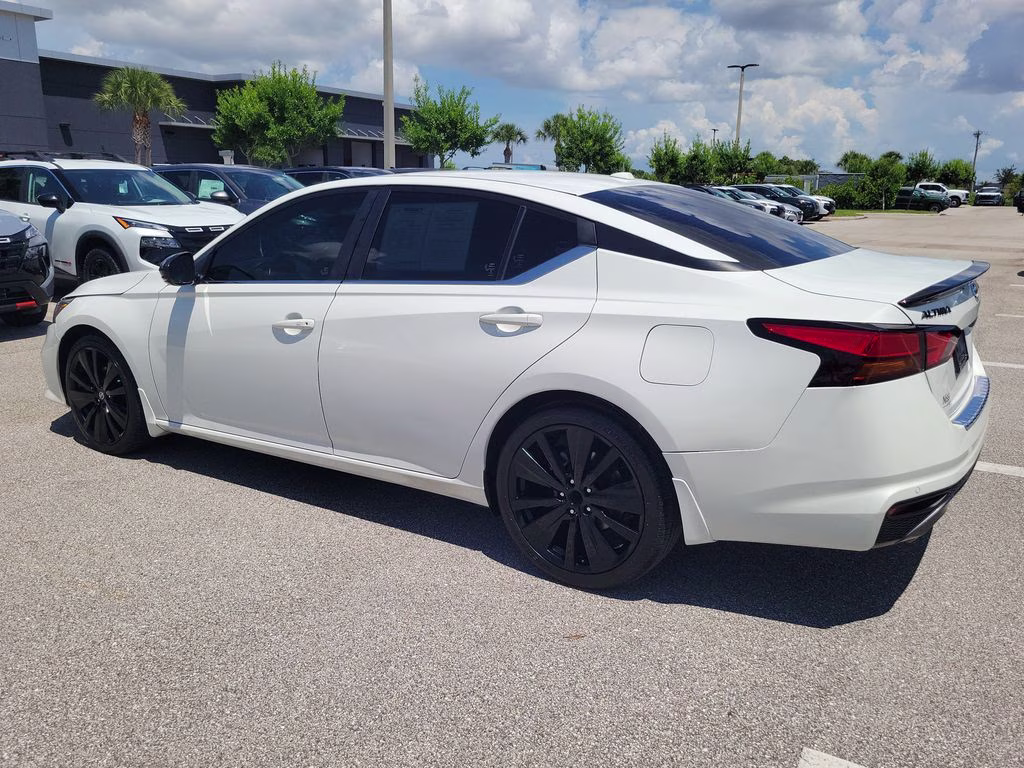 2022 Pearl White Tricoat Nissan Altima 2.5 SR FWD Sedan