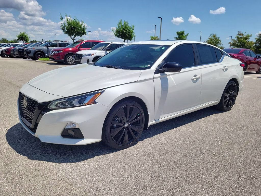 2022 Pearl White Tricoat Nissan Altima 2.5 SR FWD Sedan