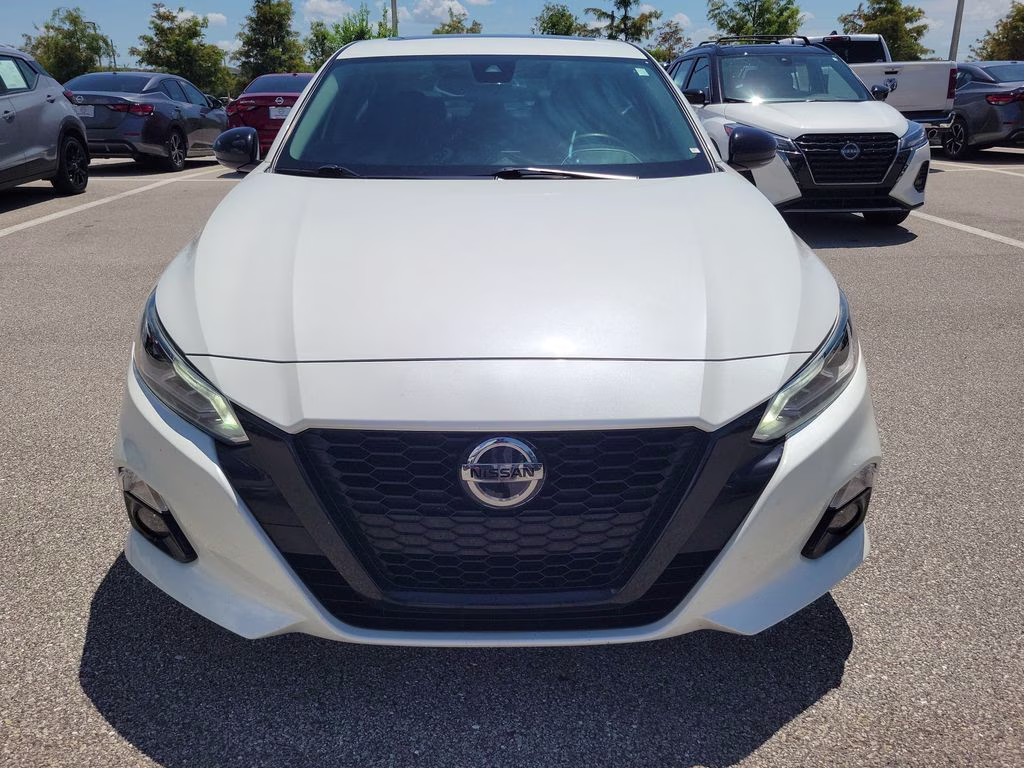 2022 Pearl White Tricoat Nissan Altima 2.5 SR FWD Sedan
