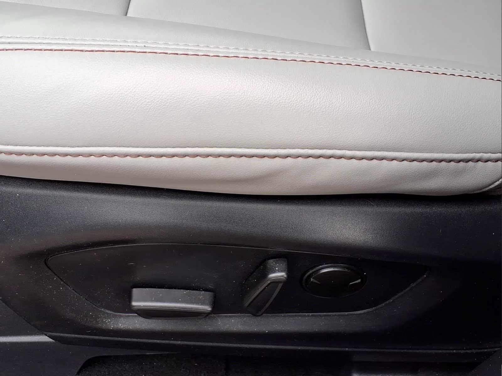2026 White Metallic Ford Explorer Active RWD SUV