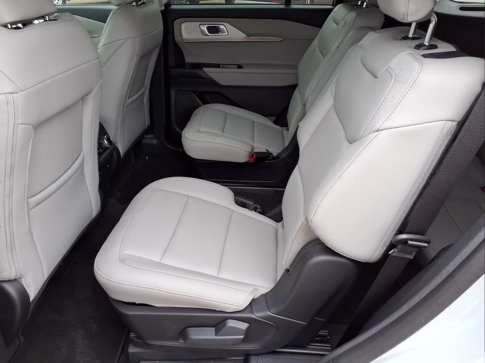 2026 White Metallic Ford Explorer Active RWD SUV