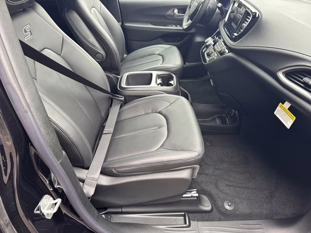 2026 Diamond Black Crystal Pearlcoat Chrysler Pacifica Select FWD Van