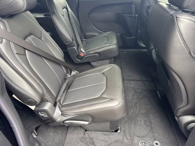 2026 Diamond Black Crystal Pearlcoat Chrysler Pacifica Select FWD Van