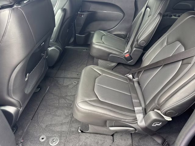 2026 Diamond Black Crystal Pearlcoat Chrysler Pacifica Select FWD Van