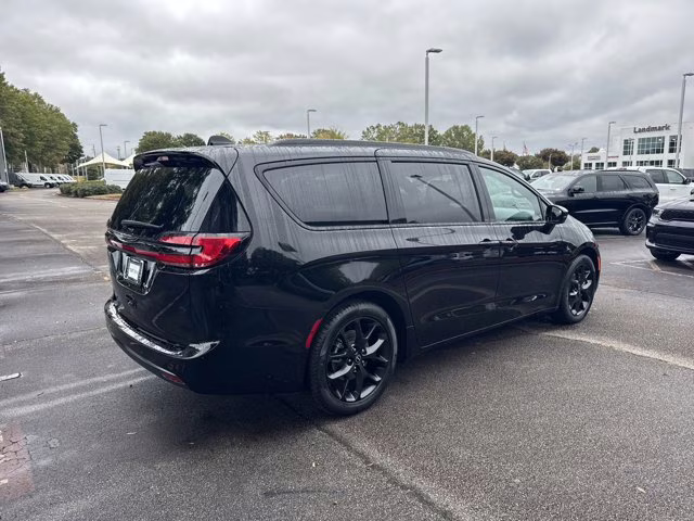 2026 Diamond Black Crystal Pearlcoat Chrysler Pacifica Select FWD Van