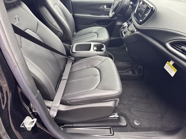 2026 Diamond Black Crystal Pearlcoat Chrysler Pacifica Select FWD Van