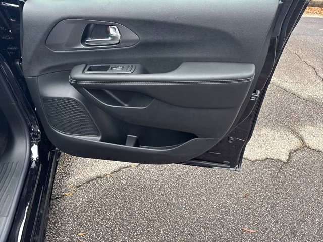 2026 Diamond Black Crystal Pearlcoat Chrysler Pacifica Select FWD Van