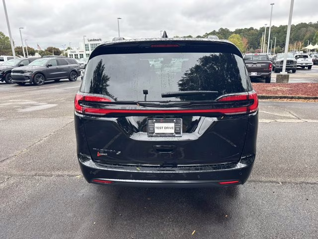 2026 Diamond Black Crystal Pearlcoat Chrysler Pacifica Select FWD Van