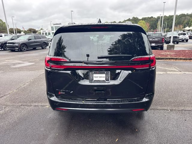 2026 Diamond Black Crystal Pearlcoat Chrysler Pacifica Select FWD Van
