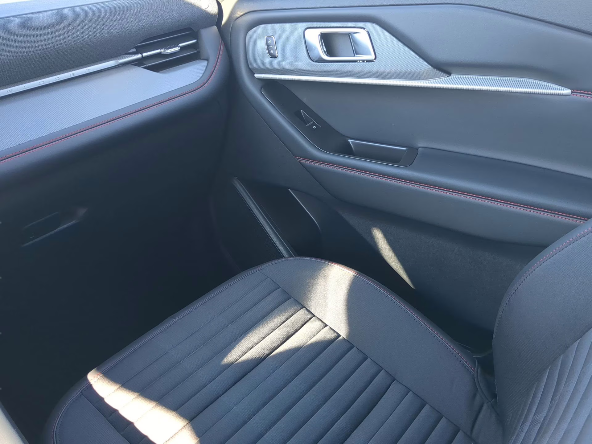 2026 Star White Metallic Tri-Coat Ford Explorer ST-Line RWD SUV