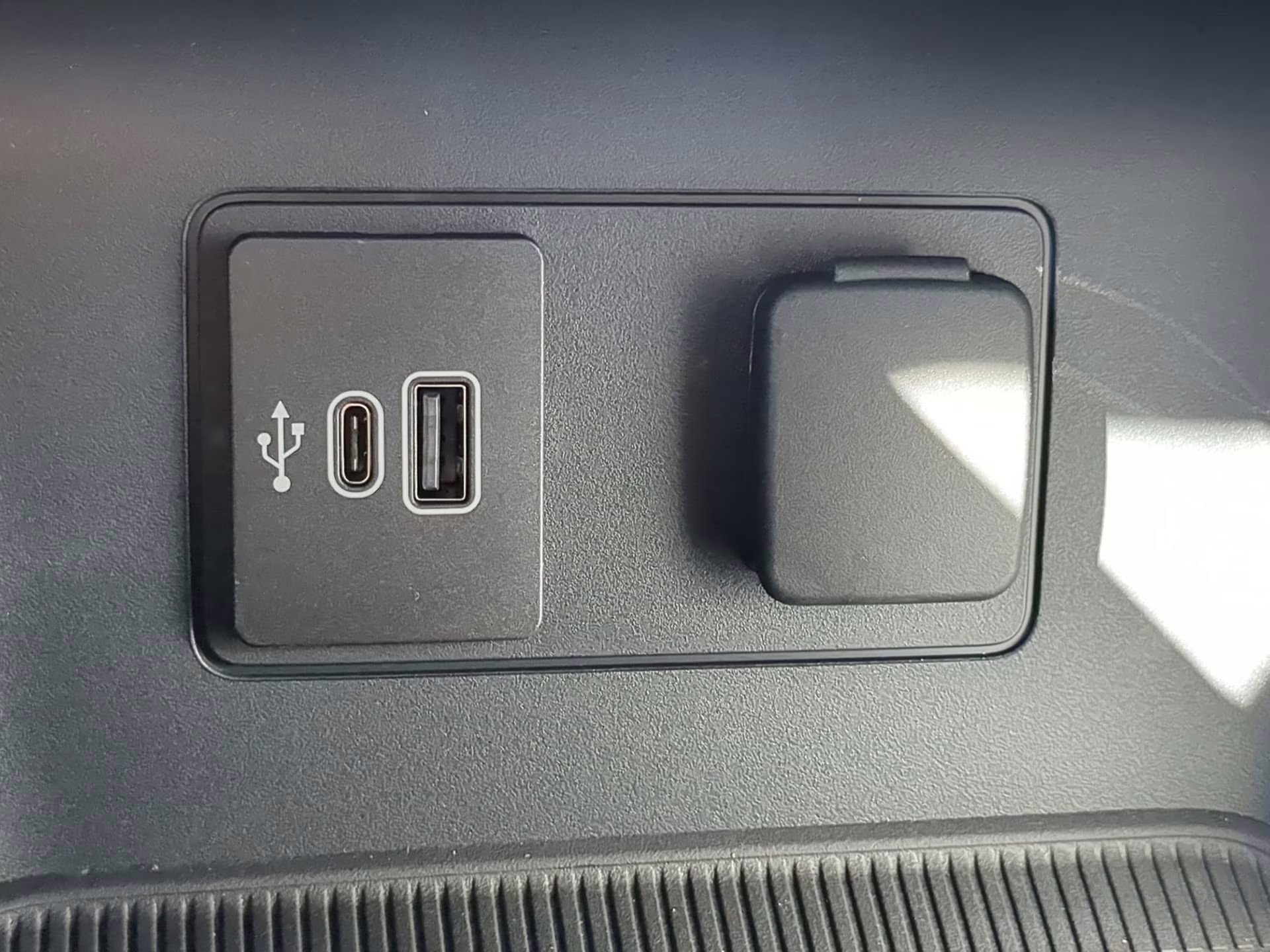 2026 Star White Metallic Tri-Coat Ford Explorer ST-Line RWD SUV