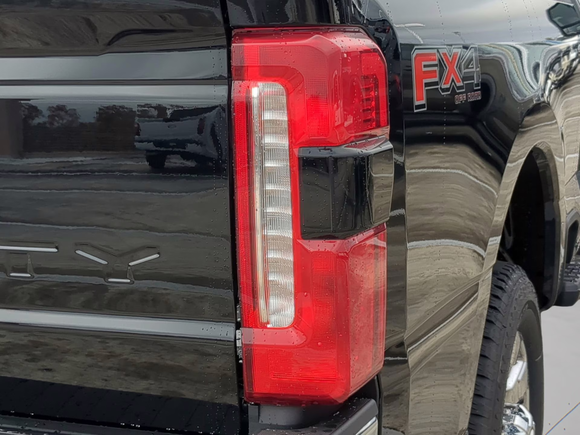 2026 Agate Black Metallic Ford Super Duty F-350 SRW LARIAT Crew Cab Pickup 4X4 Truck