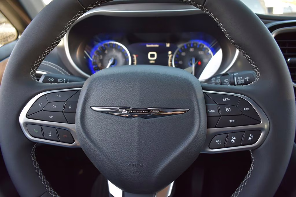 2026 Diamond Black Crystal Pearlcoat Chrysler Pacifica Select AWD Van