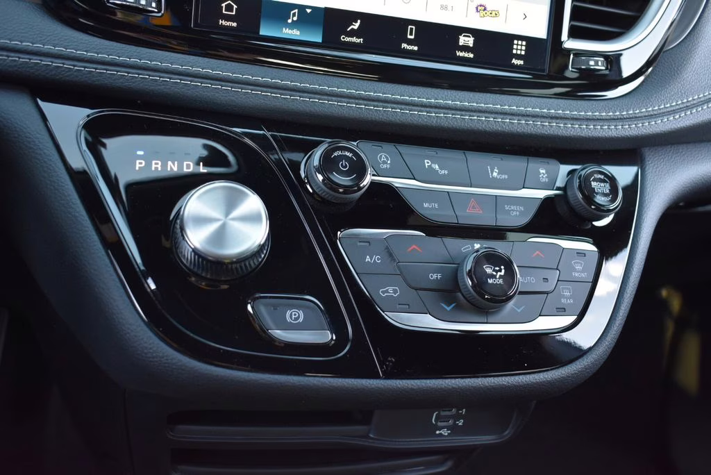 2026 Diamond Black Crystal Pearlcoat Chrysler Pacifica Select AWD Van