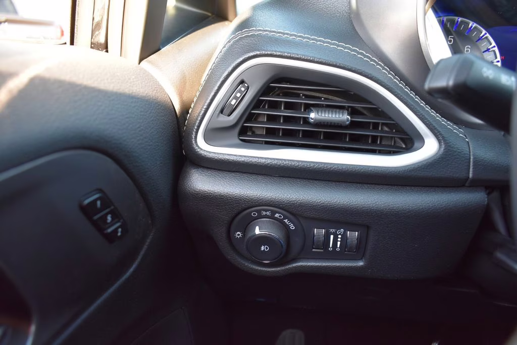 2026 Diamond Black Crystal Pearlcoat Chrysler Pacifica Select AWD Van