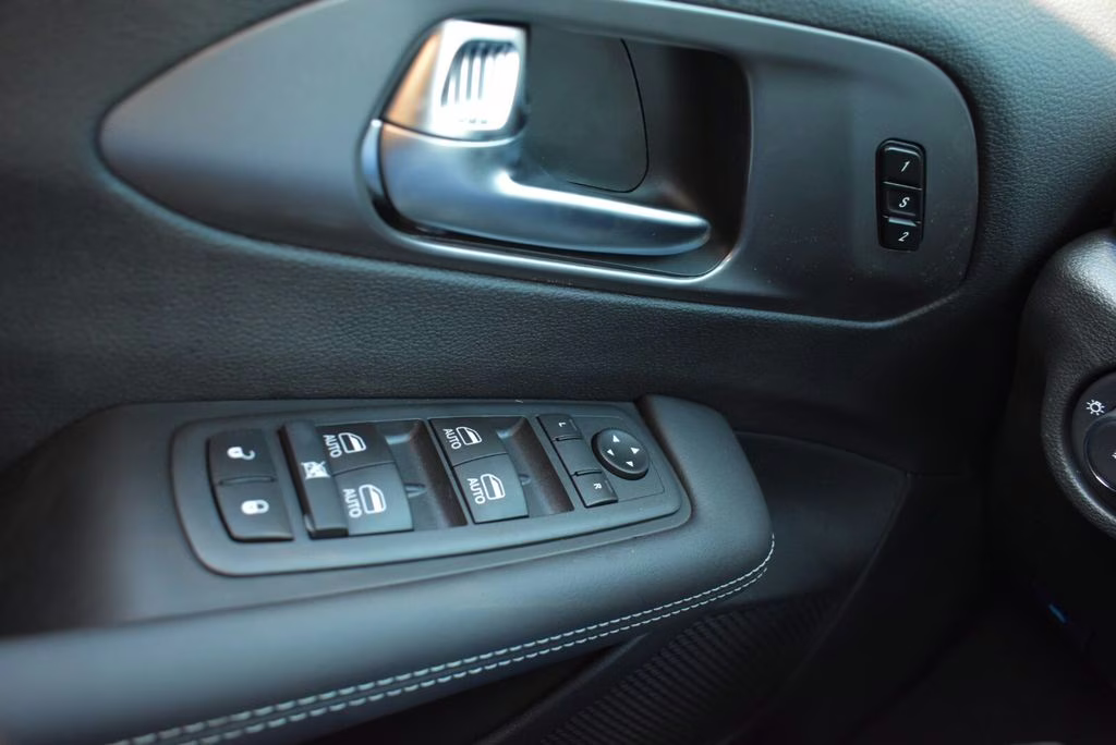 2026 Diamond Black Crystal Pearlcoat Chrysler Pacifica Select AWD Van