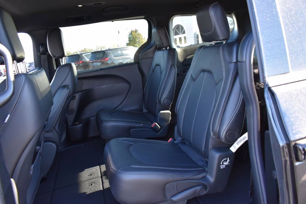 2026 Diamond Black Crystal Pearlcoat Chrysler Pacifica Select AWD Van