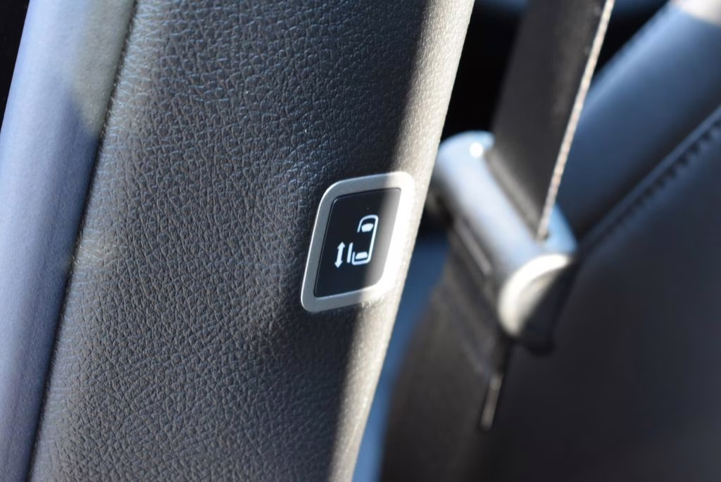 2026 Diamond Black Crystal Pearlcoat Chrysler Pacifica Select AWD Van