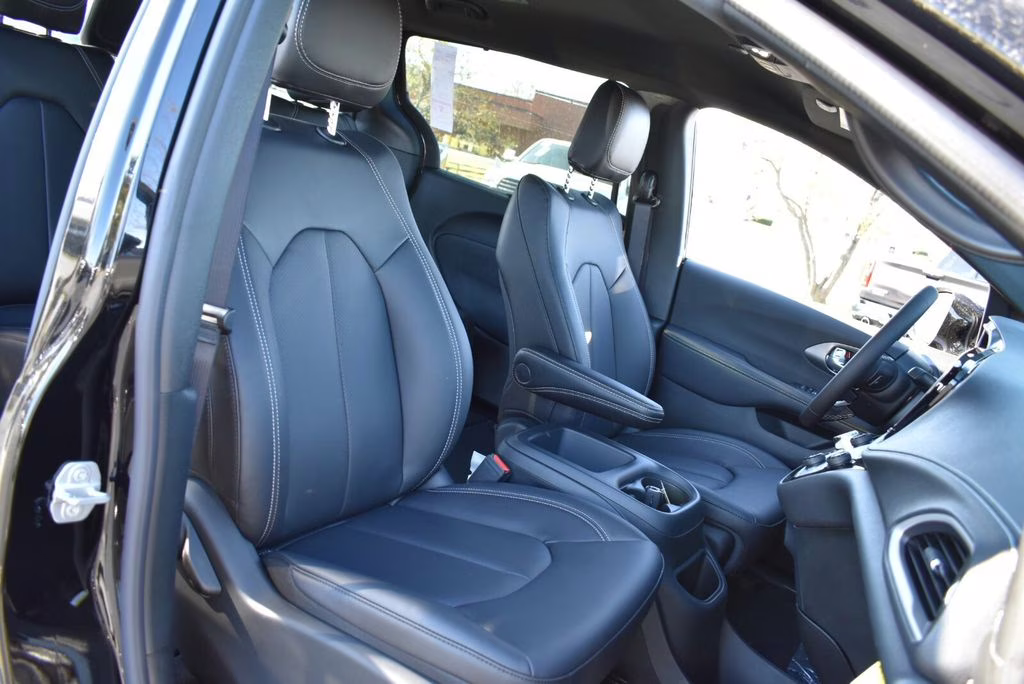 2026 Diamond Black Crystal Pearlcoat Chrysler Pacifica Select AWD Van