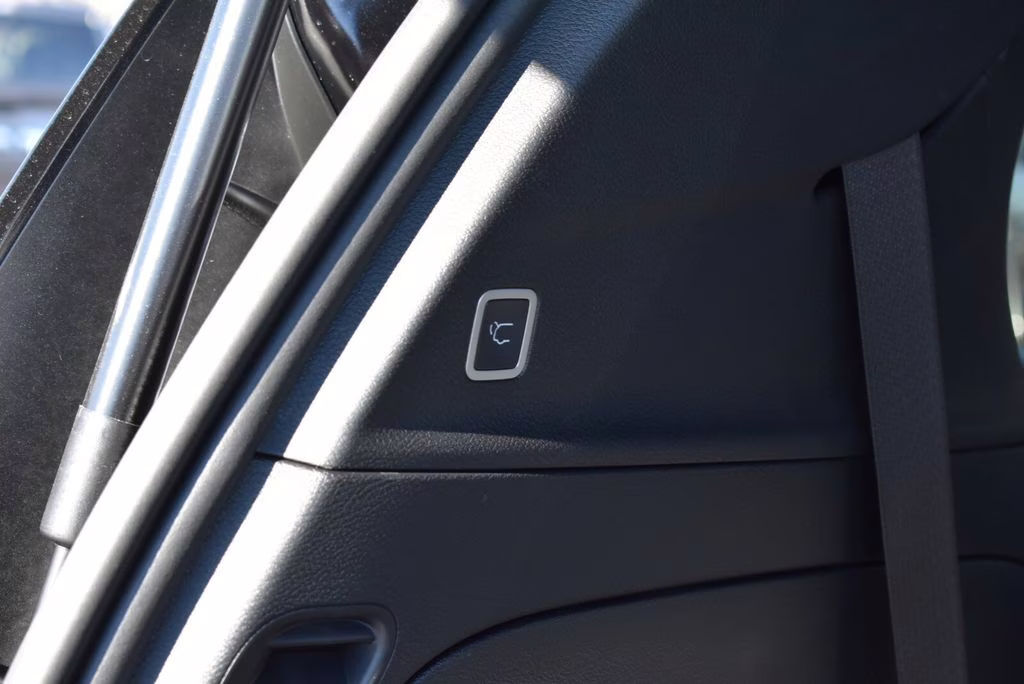 2026 Diamond Black Crystal Pearlcoat Chrysler Pacifica Select AWD Van