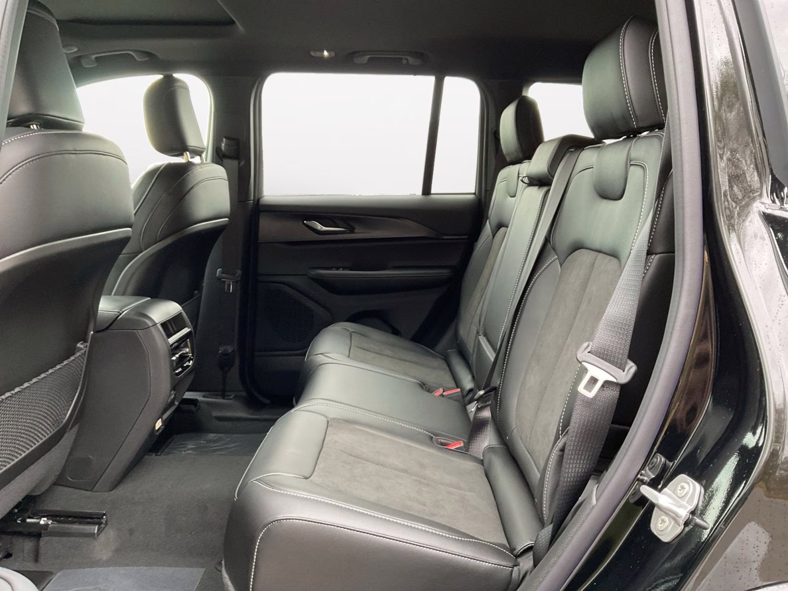 2025 Diamond Black Crystal Pearlcoat Jeep Grand Cherokee Altitude X 4X4 SUV