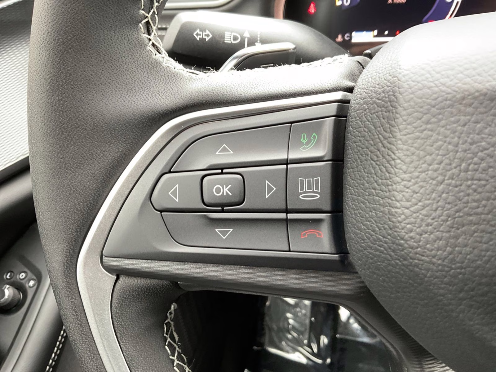 2025 Diamond Black Crystal Pearlcoat Jeep Grand Cherokee Altitude X 4X4 SUV