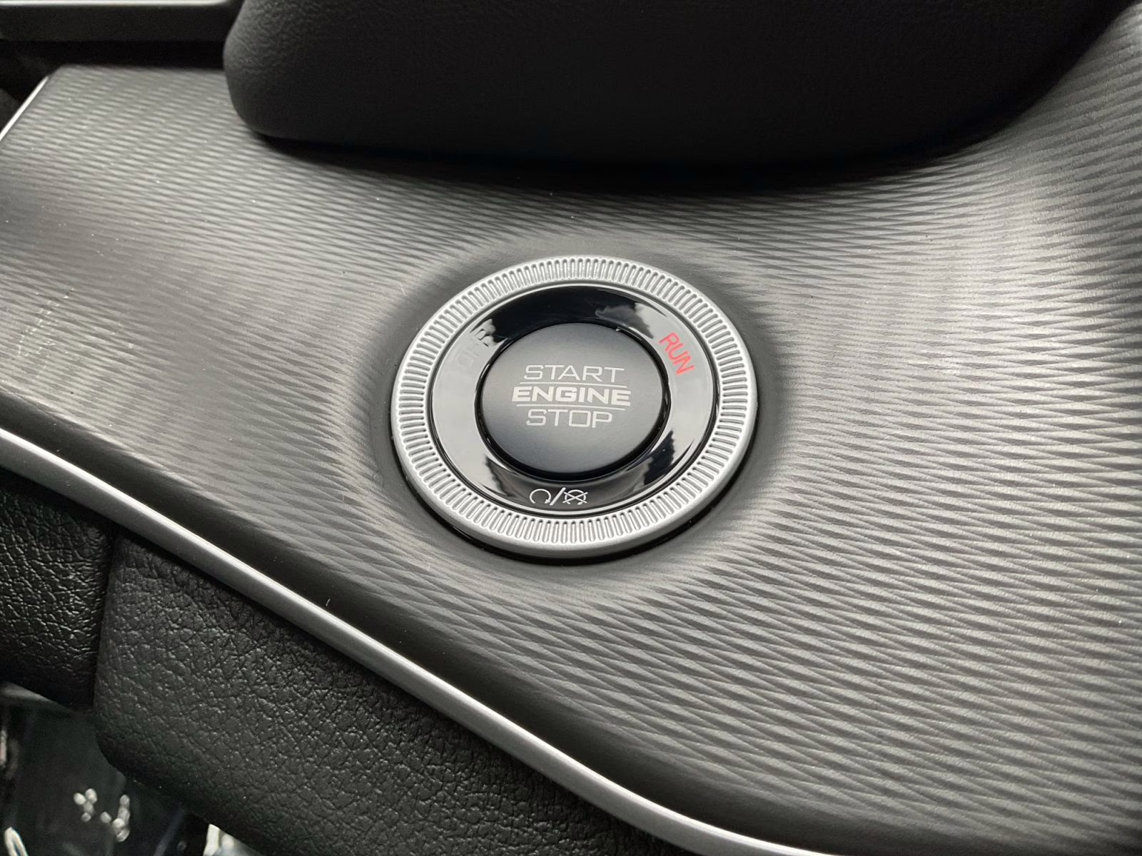 2025 Diamond Black Crystal Pearlcoat Jeep Grand Cherokee Altitude X 4X4 SUV