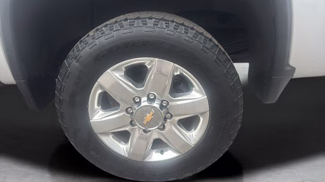2021 Silver Ice Metallic Chevrolet Silverado 2500HD LTZ 4X4 Truck