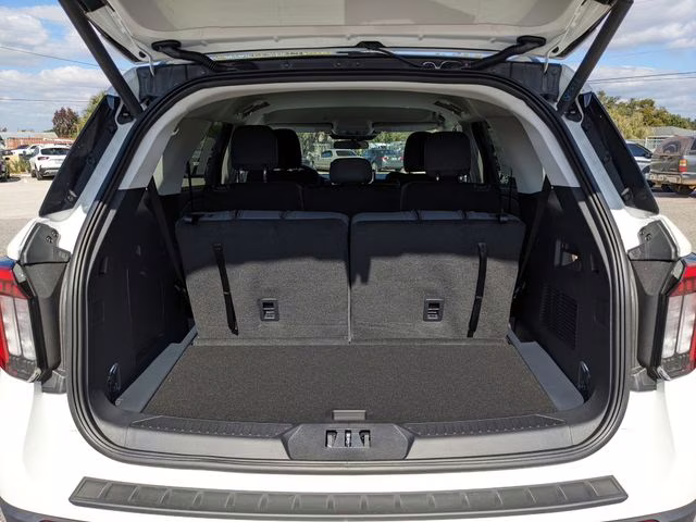 2026 Star White Metallic Tri-Coat Ford Explorer Active RWD SUV