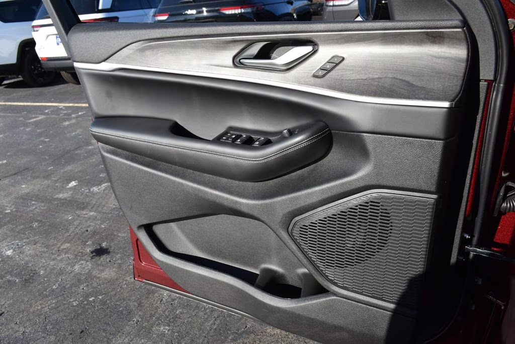 2025 Velvet Red Pearlcoat Jeep Grand Cherokee Limited 4X4 SUV