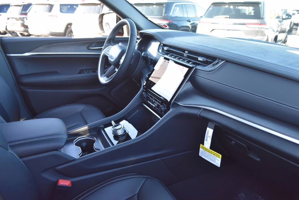 2025 Velvet Red Pearlcoat Jeep Grand Cherokee Limited 4X4 SUV