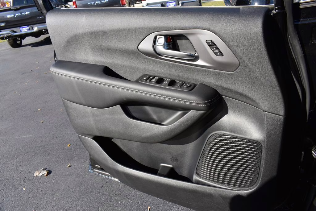 2026 Diamond Black Crystal Pearlcoat Chrysler Pacifica Select AWD Van