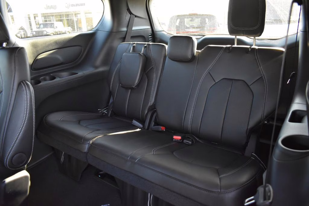 2026 Diamond Black Crystal Pearlcoat Chrysler Pacifica Select AWD Van