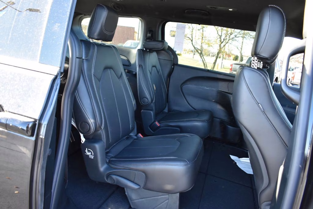2026 Diamond Black Crystal Pearlcoat Chrysler Pacifica Select AWD Van
