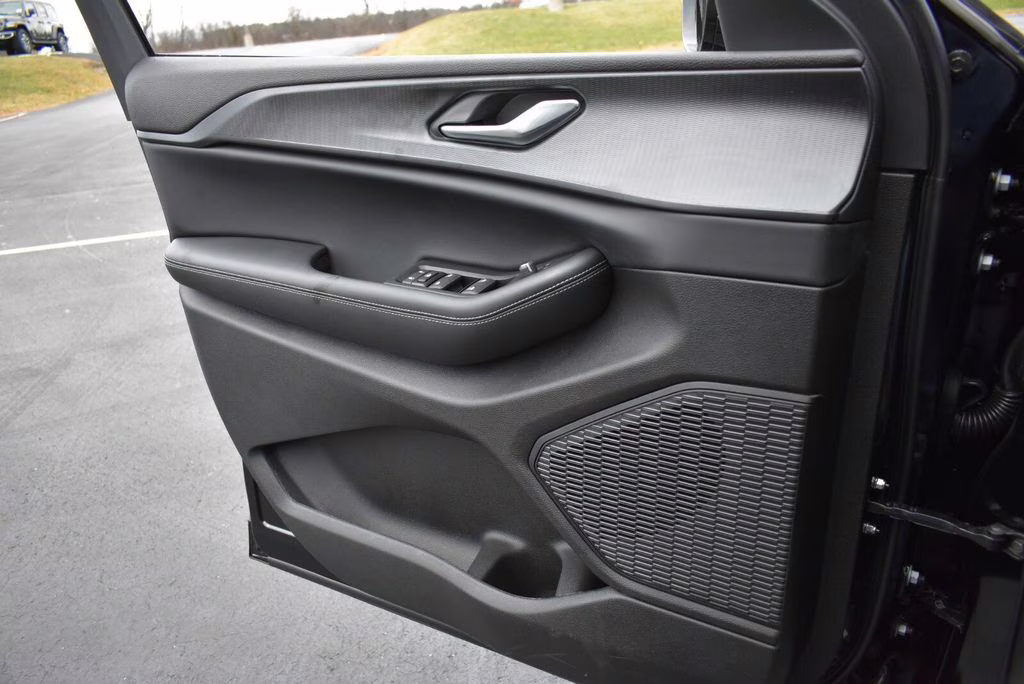 2025 Diamond Black Crystal Pearlcoat Jeep Grand Cherokee Altitude X 4X4 SUV