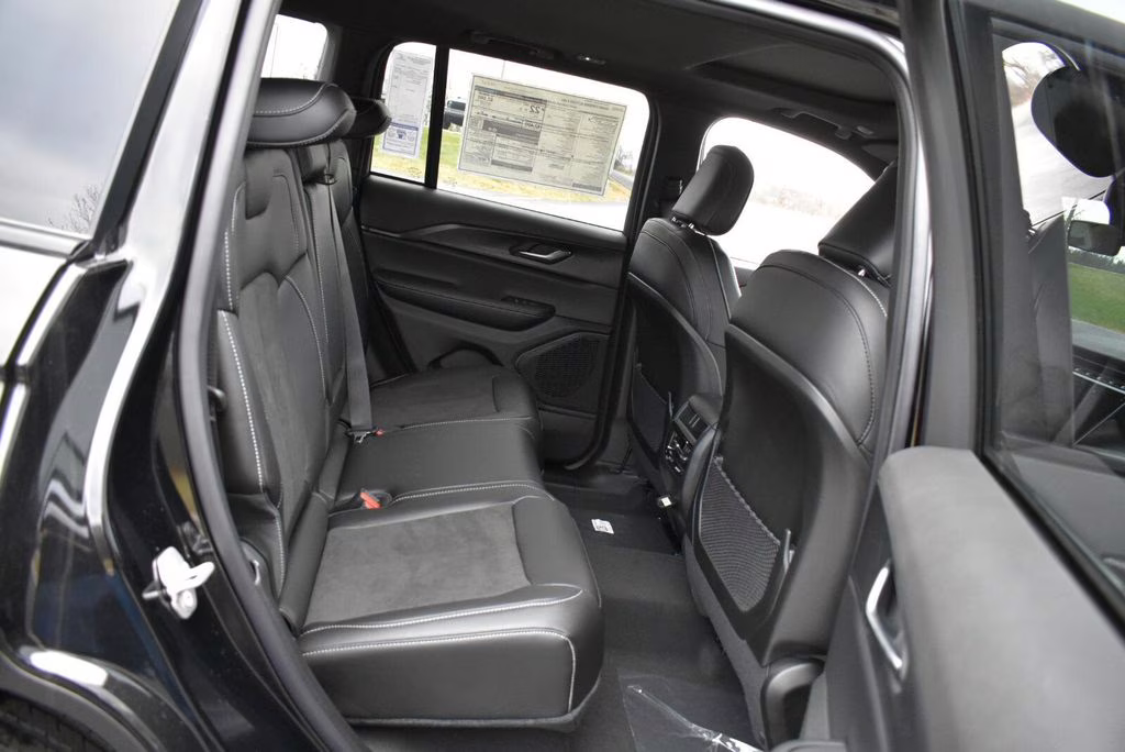 2025 Diamond Black Crystal Pearlcoat Jeep Grand Cherokee Altitude X 4X4 SUV