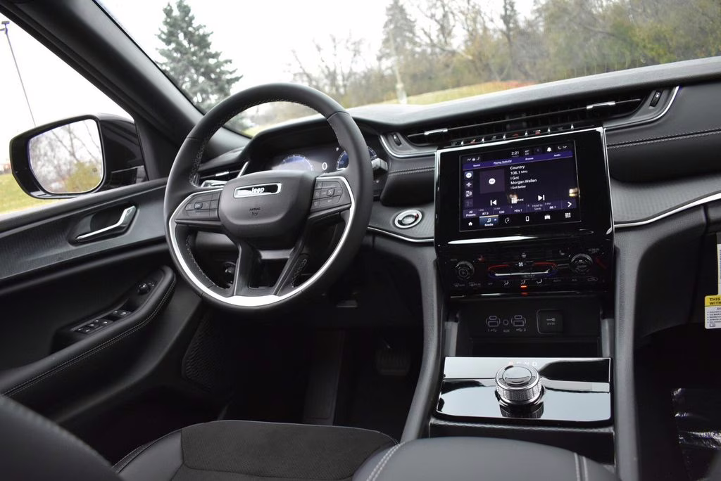 2025 Diamond Black Crystal Pearlcoat Jeep Grand Cherokee Altitude X 4X4 SUV