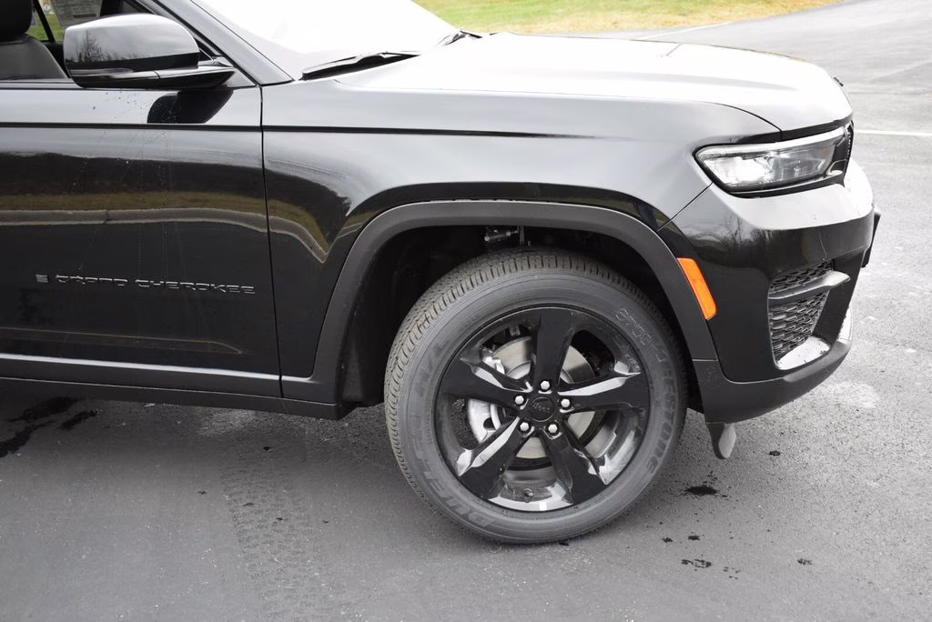 2025 Diamond Black Crystal Pearlcoat Jeep Grand Cherokee Altitude X 4X4 SUV