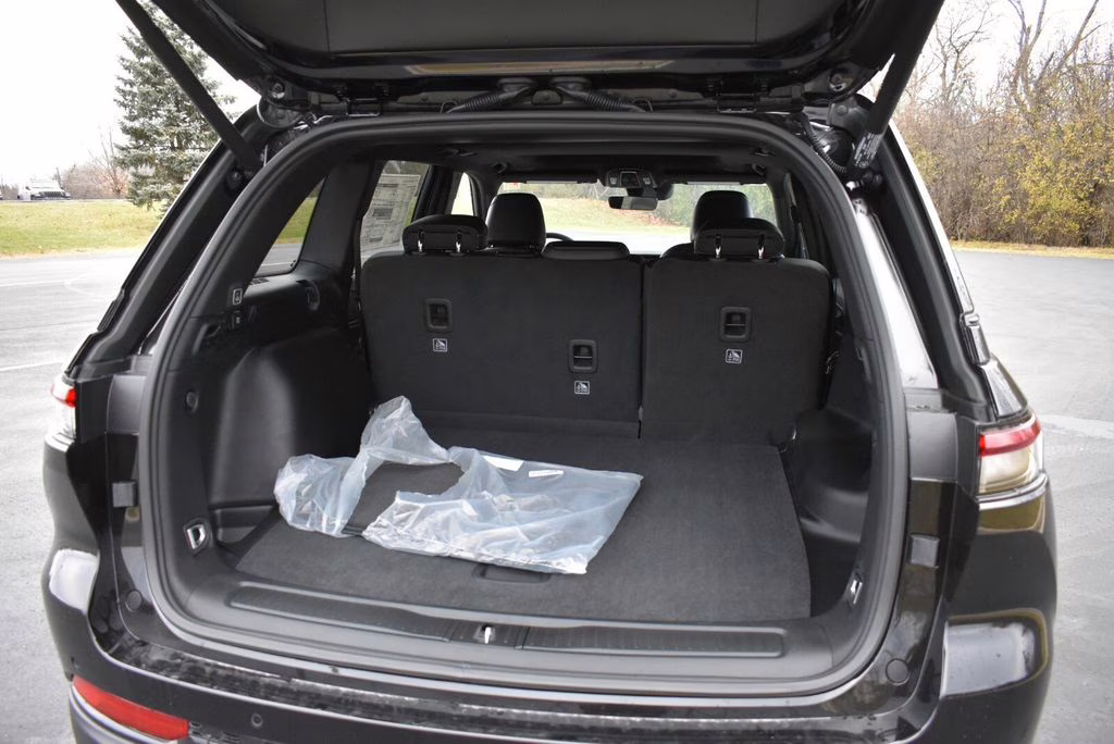 2025 Diamond Black Crystal Pearlcoat Jeep Grand Cherokee Altitude X 4X4 SUV