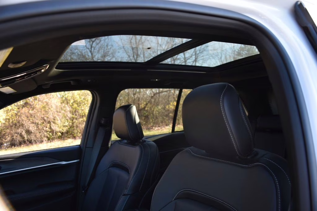 2025 Bright White Clearcoat Jeep Grand Cherokee Limited 4X4 SUV