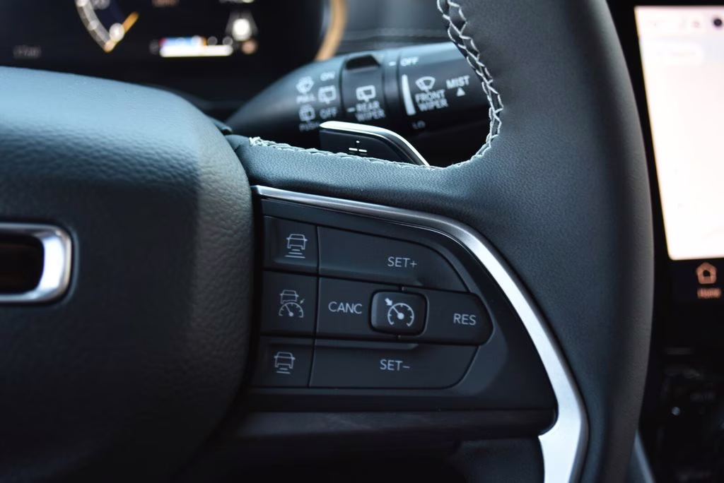 2025 Bright White Clearcoat Jeep Grand Cherokee Limited 4X4 SUV