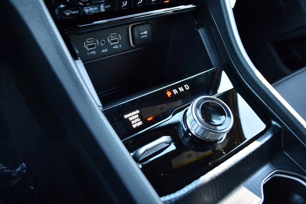 2025 Bright White Clearcoat Jeep Grand Cherokee Limited 4X4 SUV