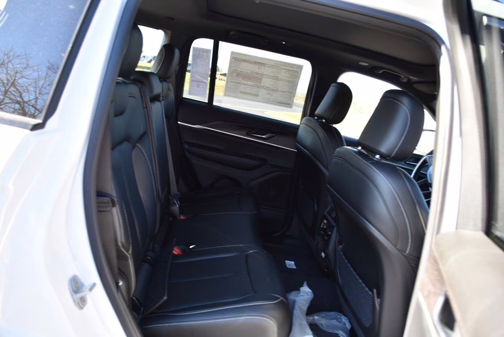 2025 Bright White Clearcoat Jeep Grand Cherokee Limited 4X4 SUV