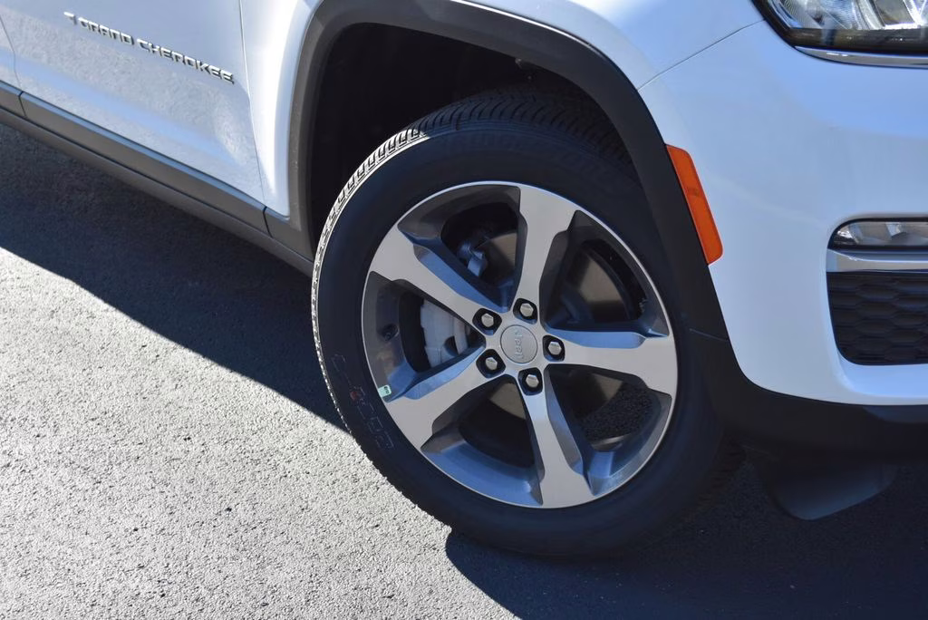 2025 Bright White Clearcoat Jeep Grand Cherokee Limited 4X4 SUV